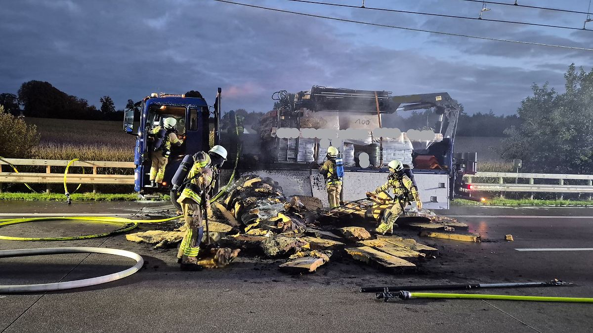 Dämmwolle auf Laster brennt - Autobahn bei Lübeck gesperrt