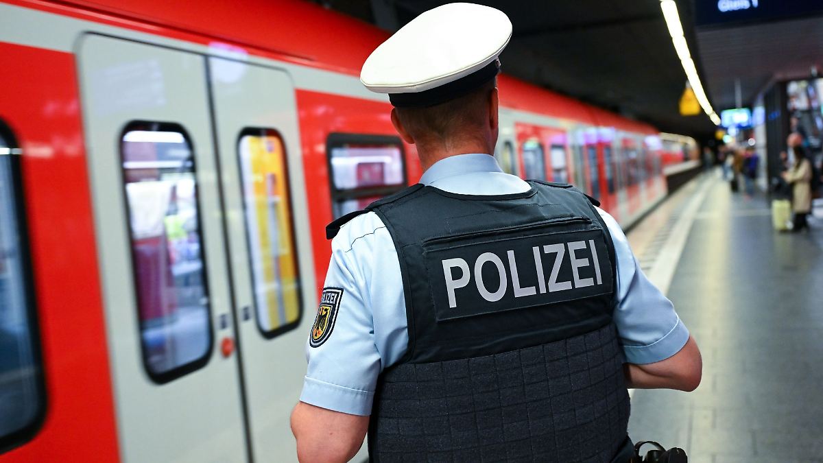 Frontscheibe von fahrender S-Bahn beschädigt - Bahn hält an