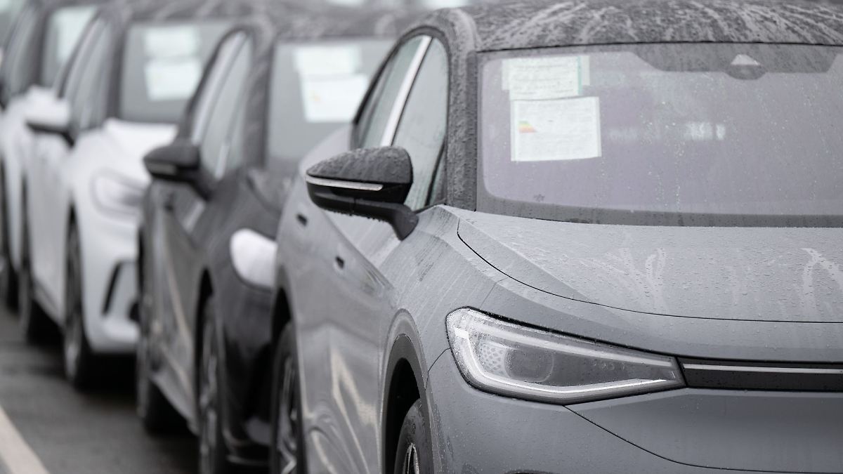 Kretschmer stellt erneut Verbrenner-Aus infrage