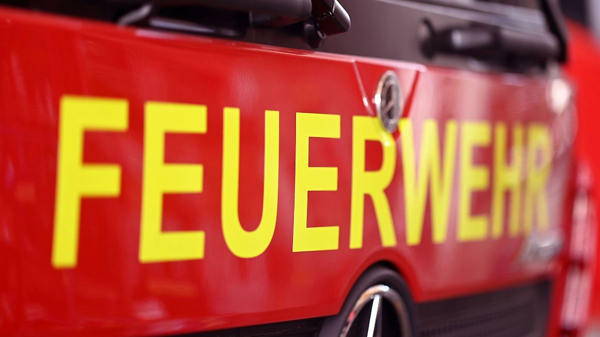 Zehn Menschen bei Feuer in Mehrfamilienhaus leicht verletzt