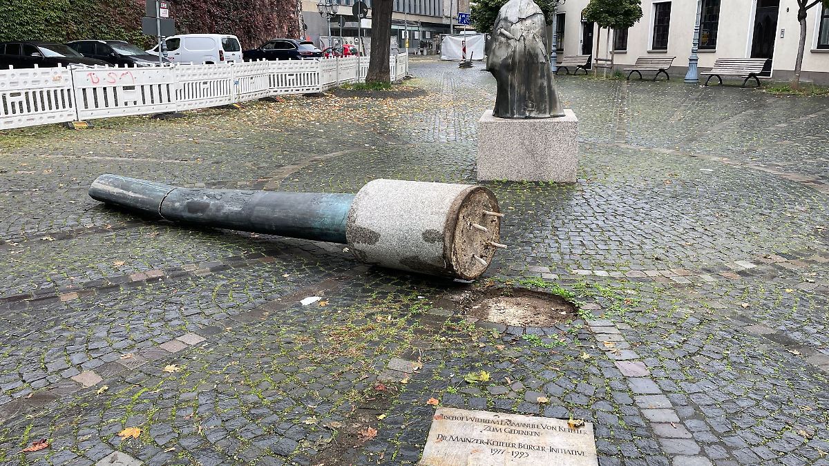 Lasterfahrer stürzt Denkmal