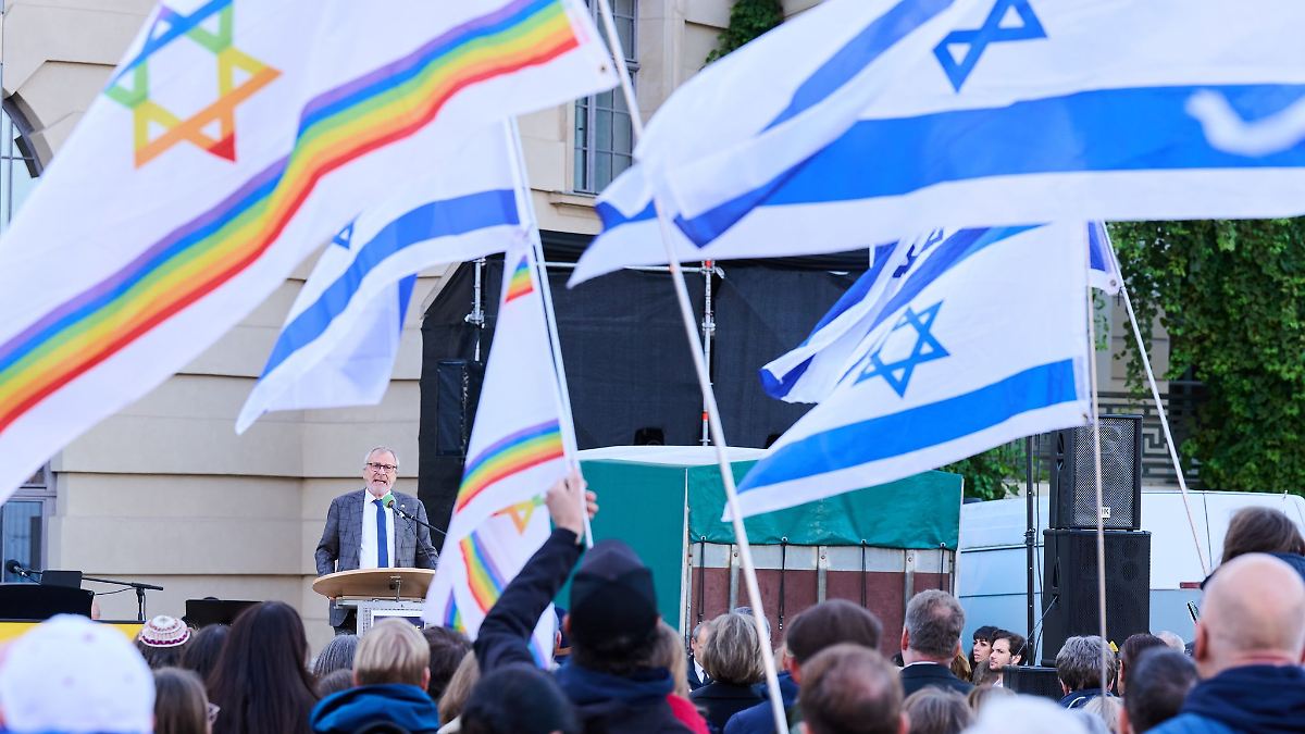 Hunderte feiern in Berlin Freilassung israelischer Geiseln
