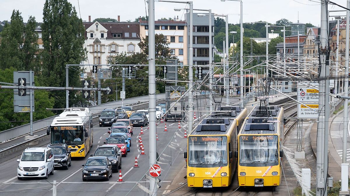 Verbotenes Abbiegen – Auto kracht in Stuttgarter Stadtbahn