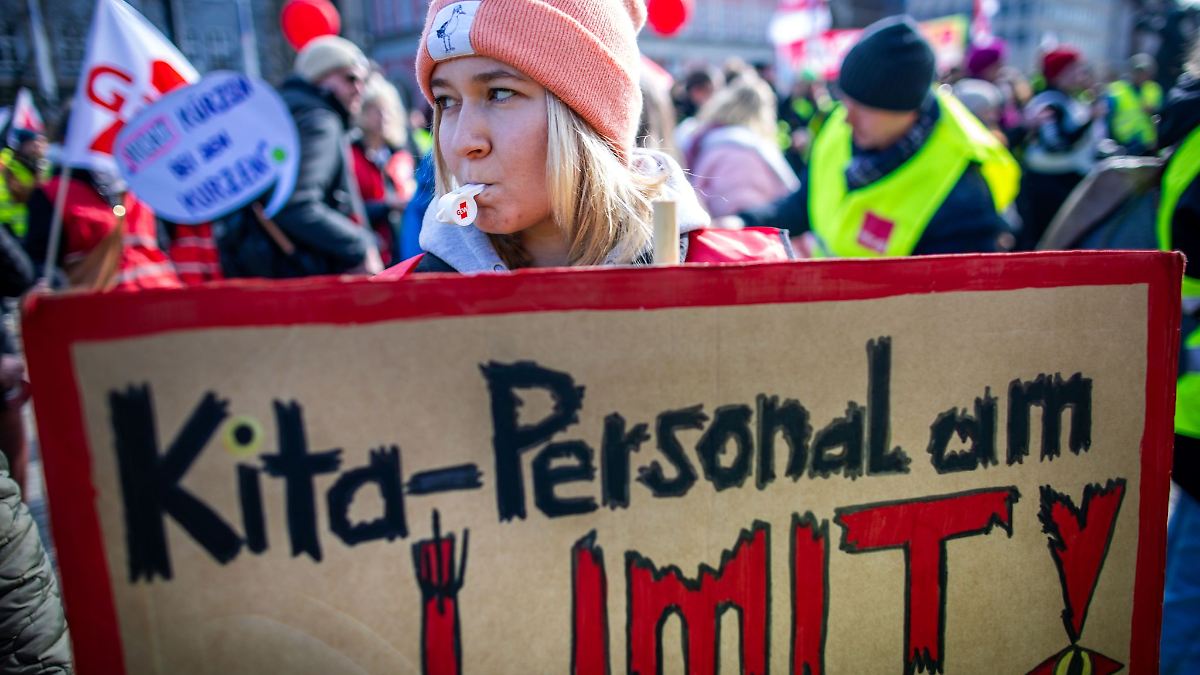 Verbänden befürchten Sozialkürzungen - große Protestaktion Verbänden befürchten Sozialkürzungen - große Protestaktion