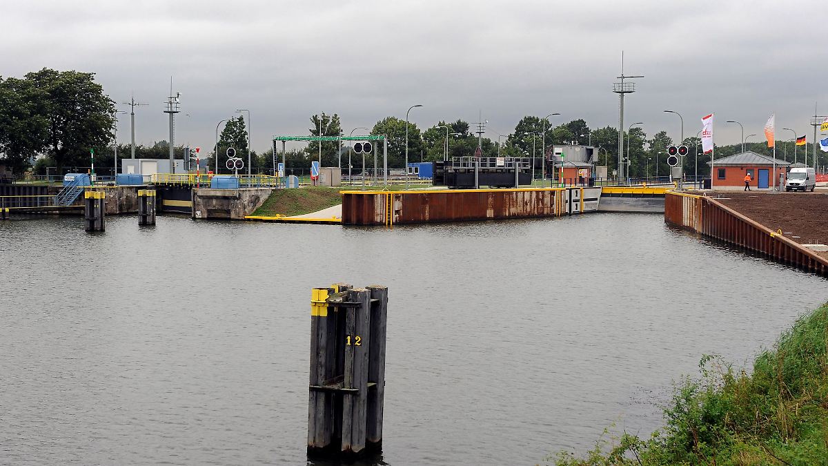 Binnenschiff droht zu sinken – Öl läuft in die Weser