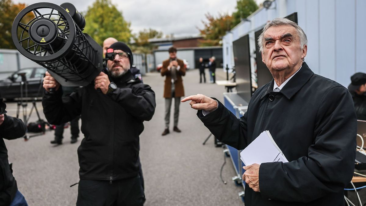 Reul sieht NRW-Polizei bei Drohnenabwehr als Vorreiter