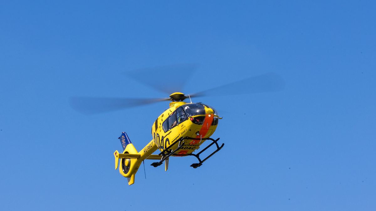 Auto prallt gegen Baum – mehrere Verletzte