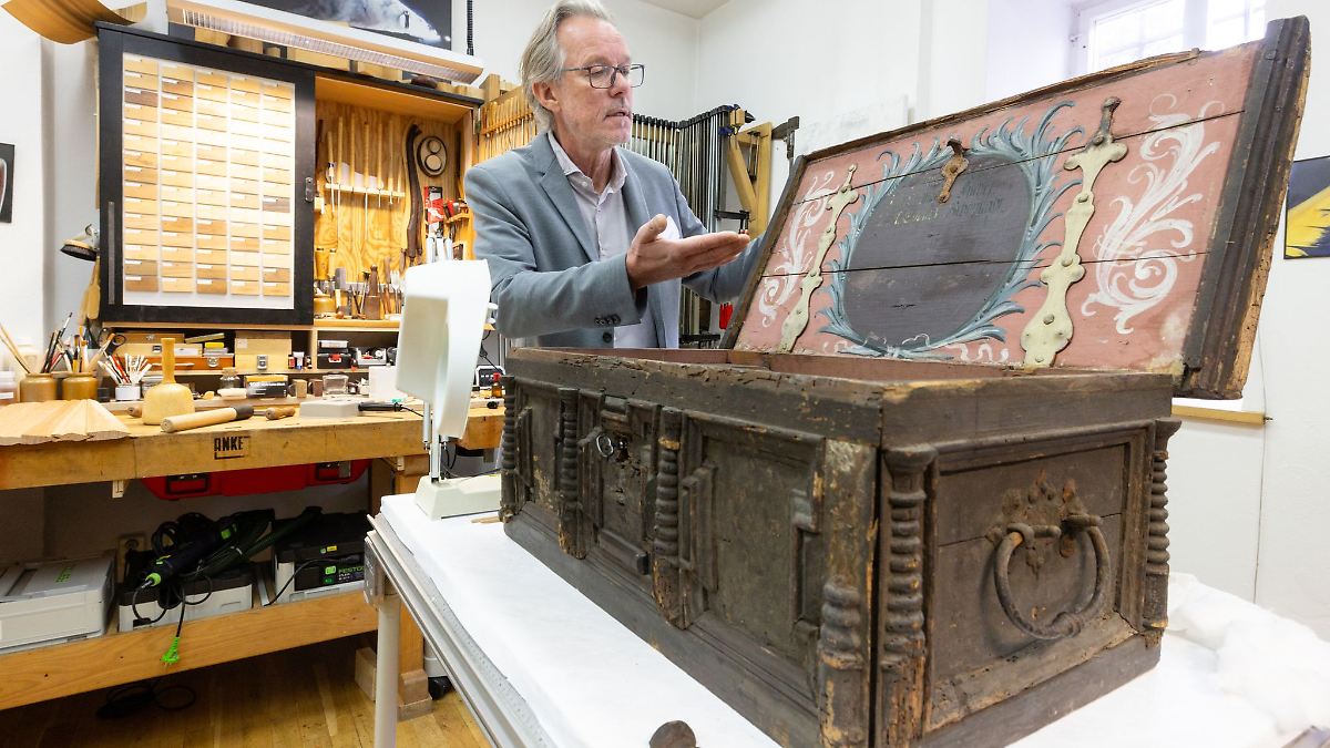 Restauratoren lassen sich über die Schulter gucken