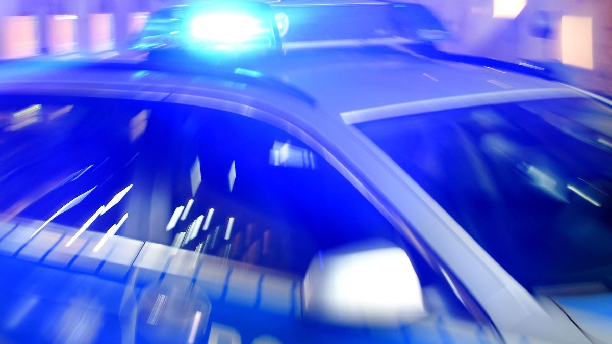 Mann auf offener Straße durch Stiche verletzt