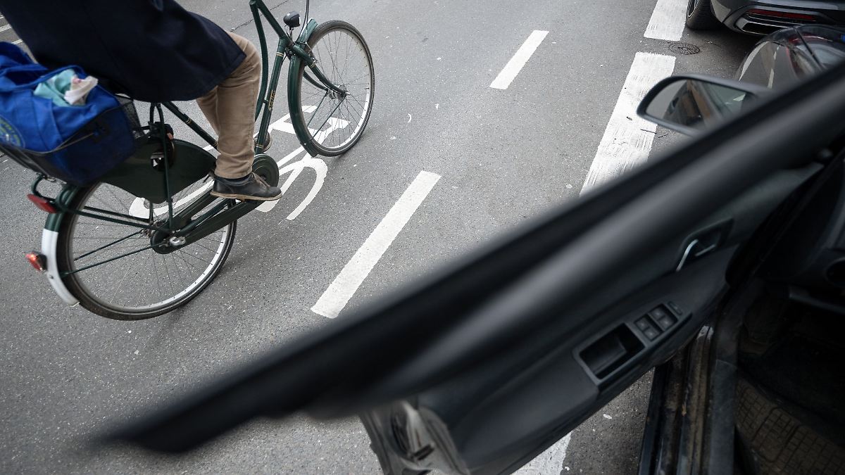 Radfahrer fährt gegen Autotür - Polizei gibt Tipps