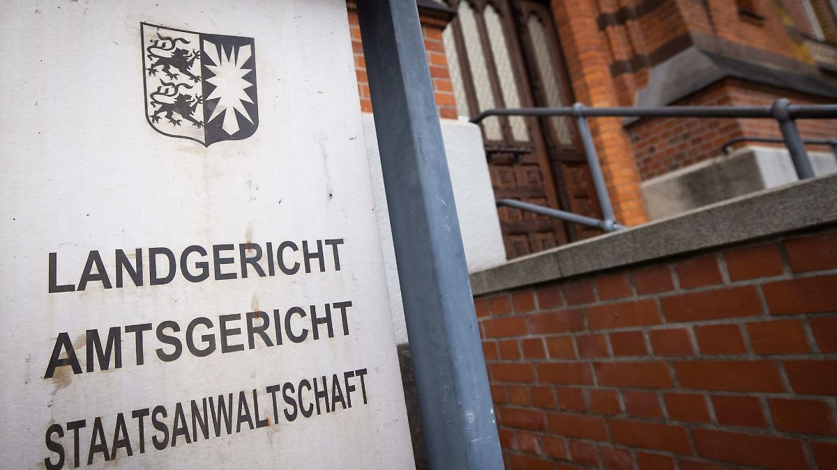 Frau greift Betreuerin mit Schere an - Prozess