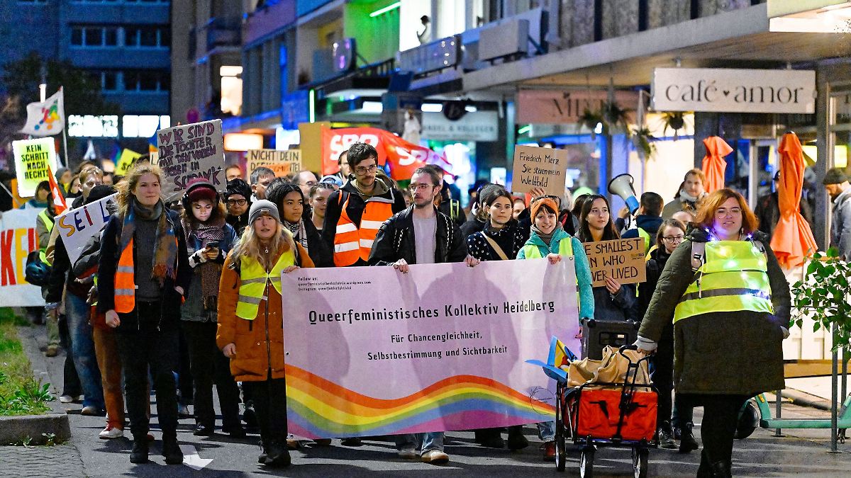 Hunderte demonstrieren in Heidelberg für "schönes Stadtbild"