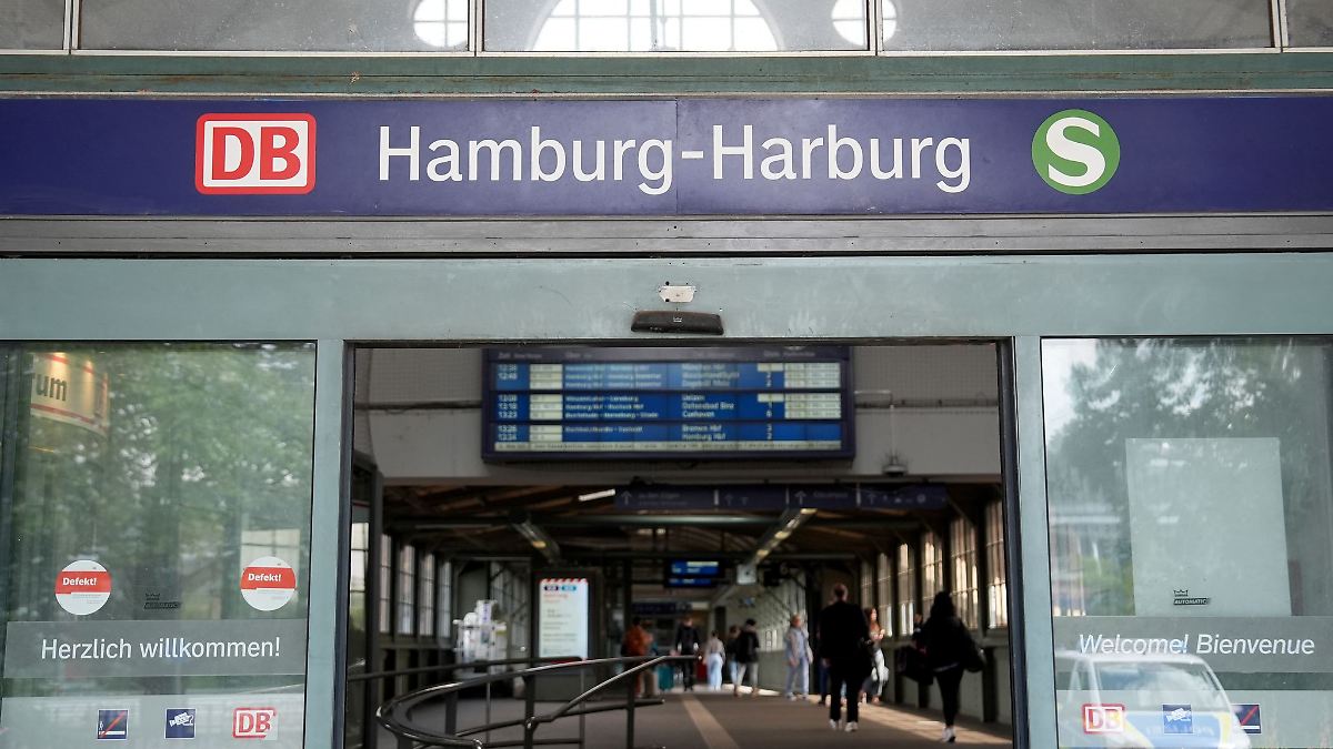 Reisende retten Frau zwischen Zug und Gleis in Harburg