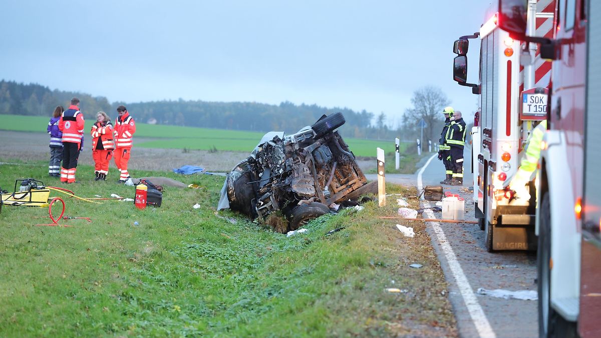 Auto kracht gegen Baum – drei Insassen tot