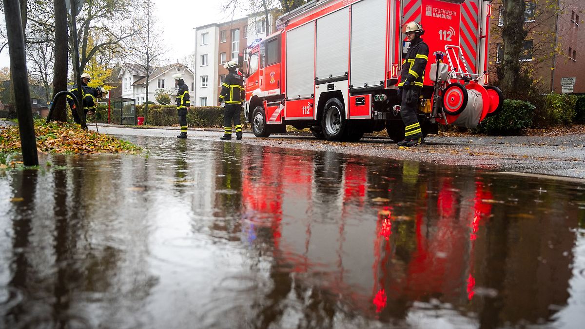 Starker Regen überschwemmt Straßen in Hamburg