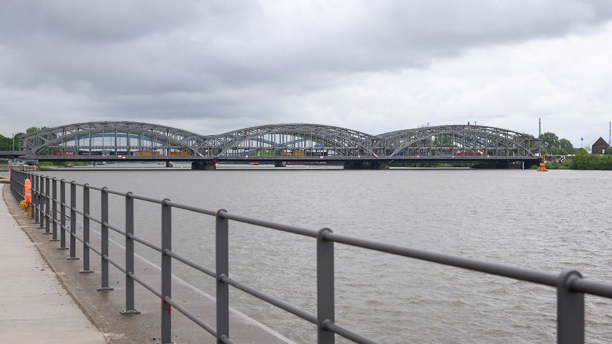 Schiff rammt Freihafenelbbrücke – Bauwerk gesperrt