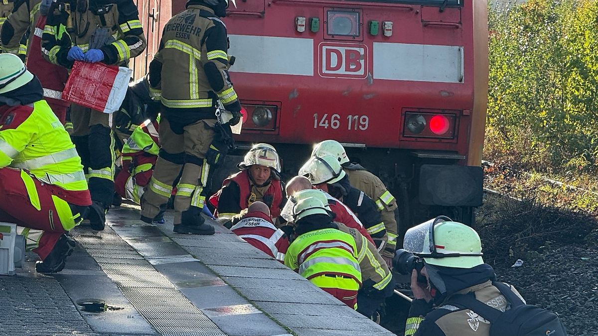 Mann stürzt aufs Gleis und wird von Zug erfasst - verletzt