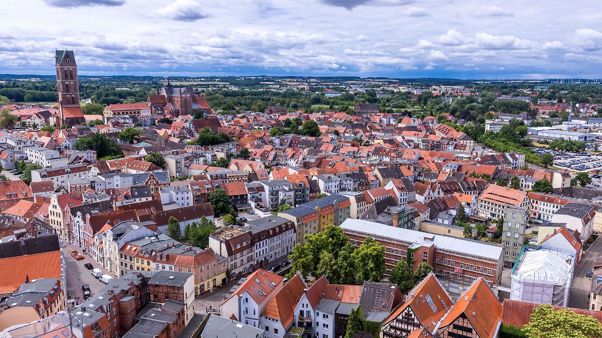 Rund 300 Teilnehmer bei Demonstration gegen Merz in Wismar