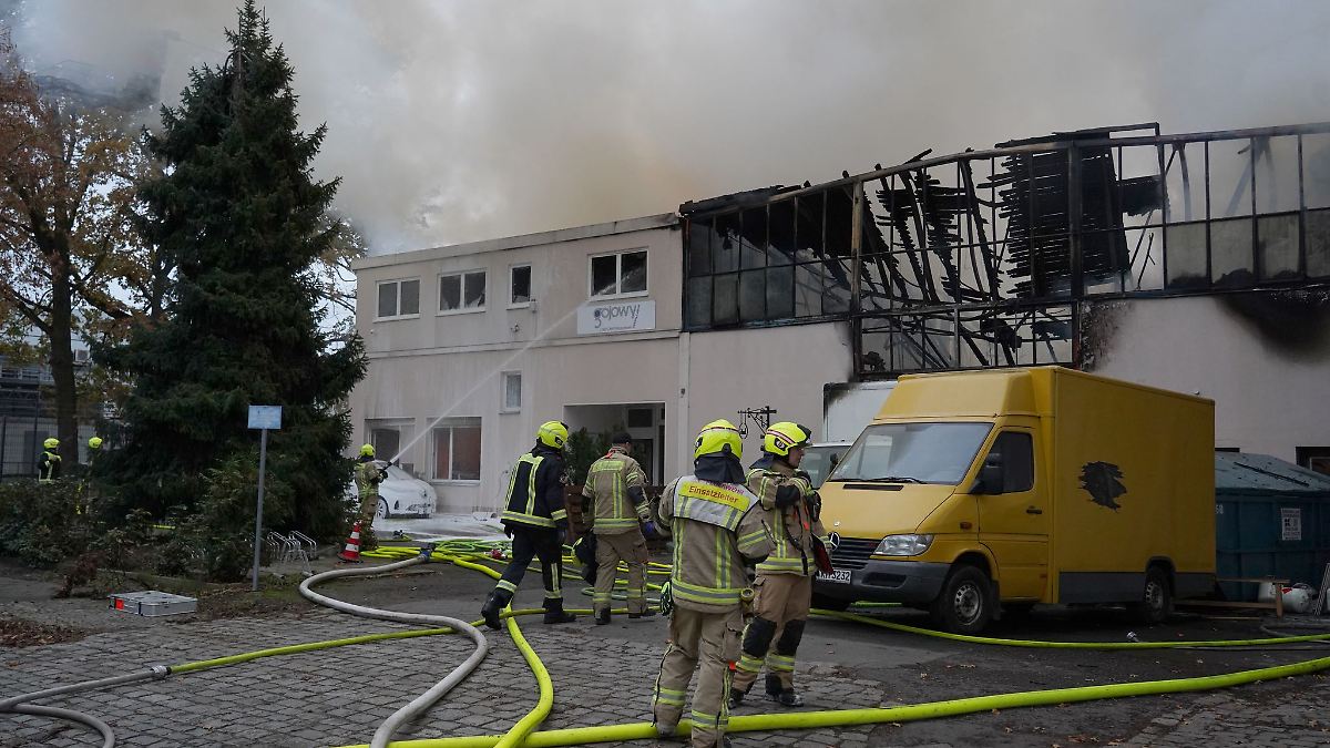 Großbrand in Berliner Industriegebiet – Dach stürzt ein