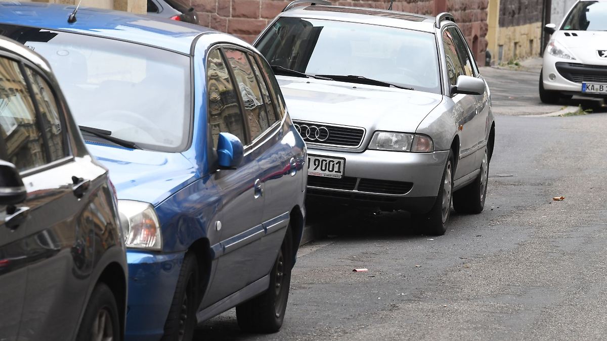 Parken auf Gehwegen wird in Bayern oft toleriert