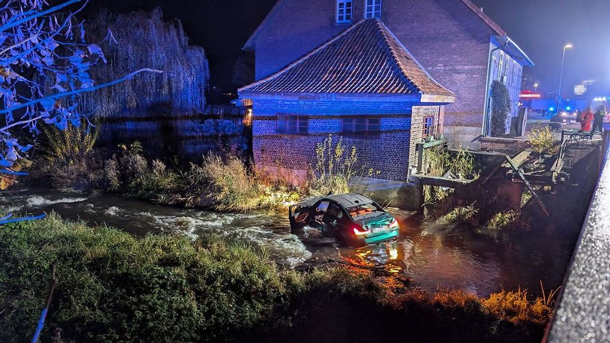 Auto durchbricht Brückengeländer – Polizei vermutet Rennen