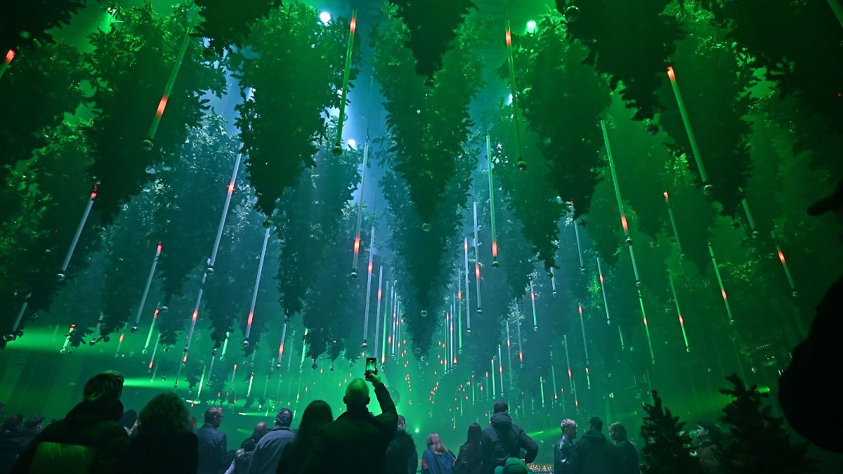 Neue Ausstellung: Unter Lichtkunst Schlittschuh fahren