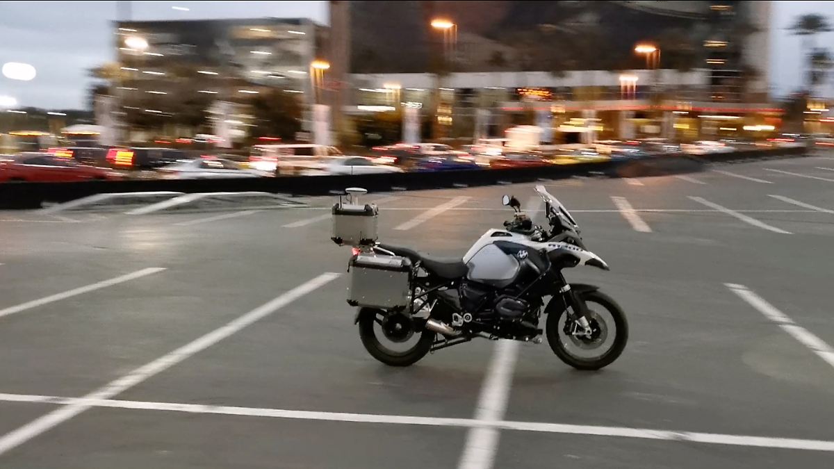BMW ist kein Spaßverderber: Warum fährt in Las Vegas ein Motorrad ...