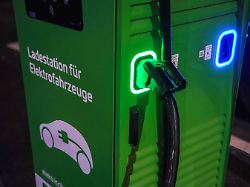 Zu wenige Steckdosen für E-Autos