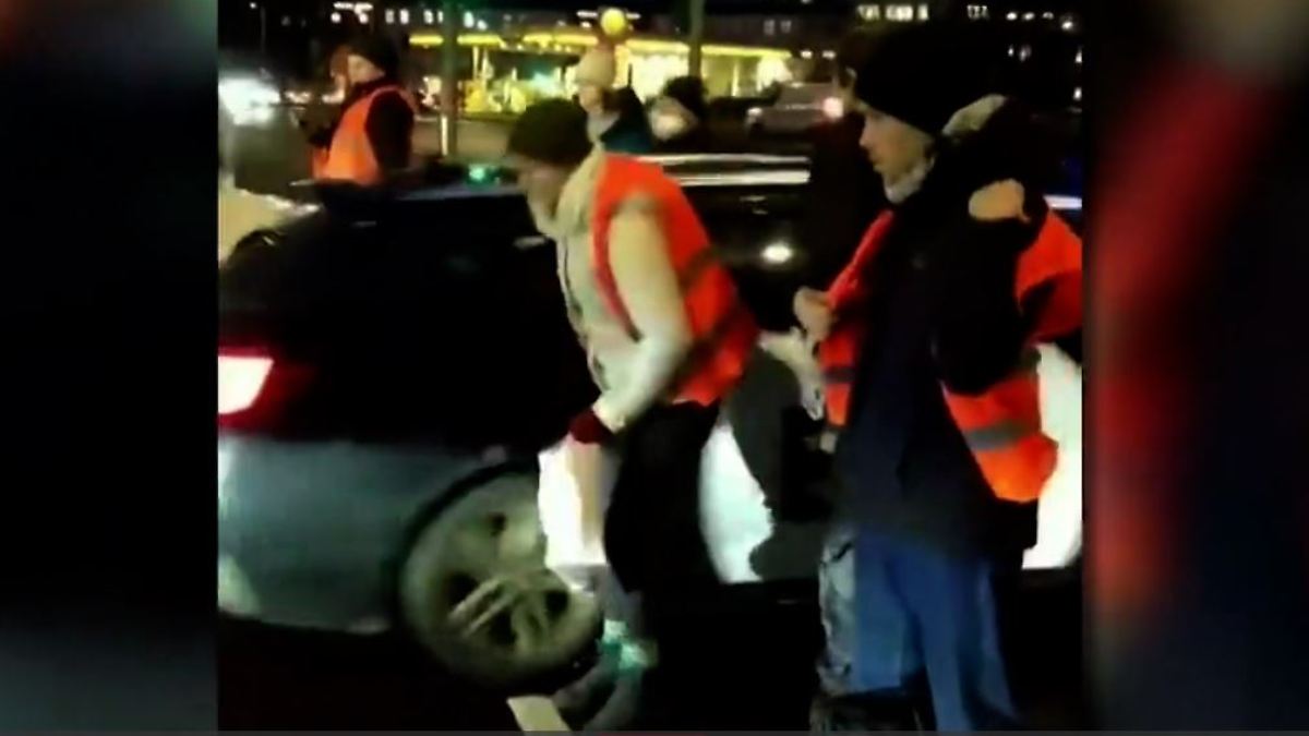 Durch Blockade Angesammelte Menge Von Etwas Gefährlicher Protest in Berlin: Autofahrer zwängen sich durch