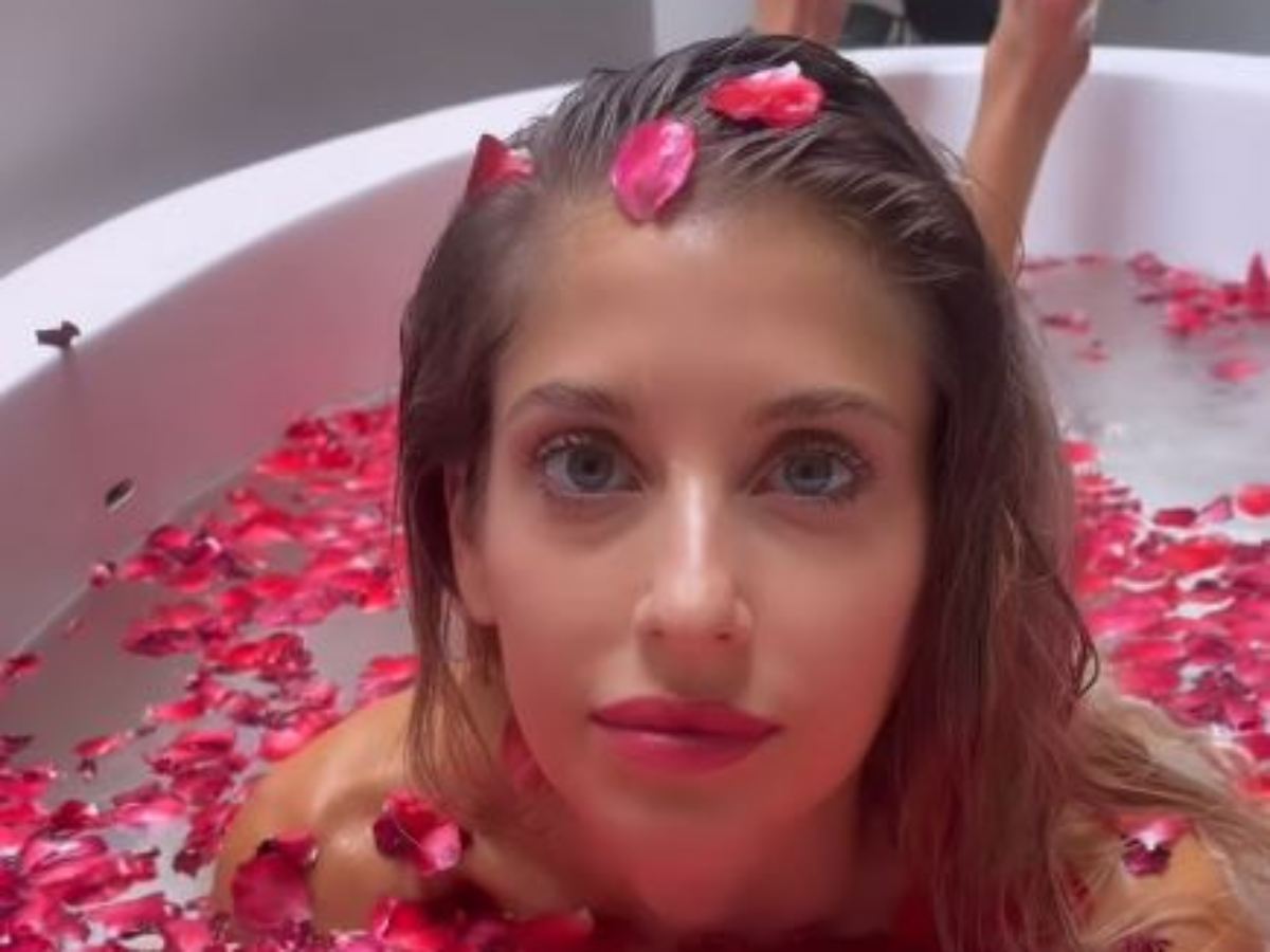 Splitterfasernackt: Cathy Hummels zeigt sich bei Instagram in Bad aus  Rosenblättern - n-tv.de