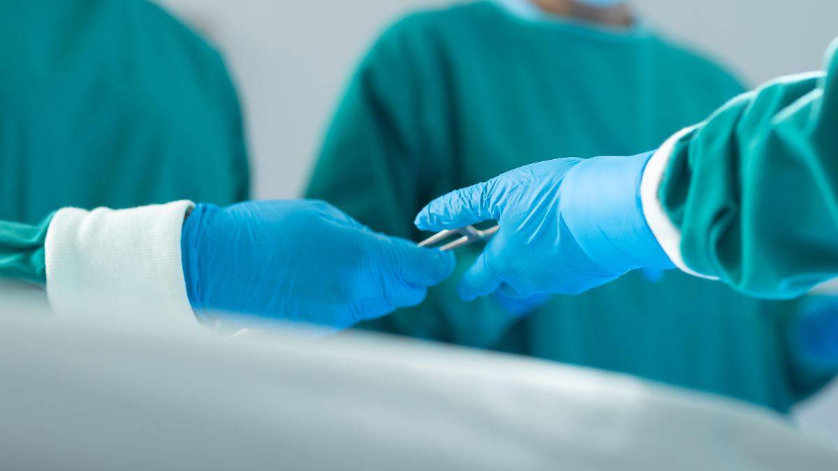 Chirurgin soll zwölfjähriger Tochter erlaubt haben, zu operieren