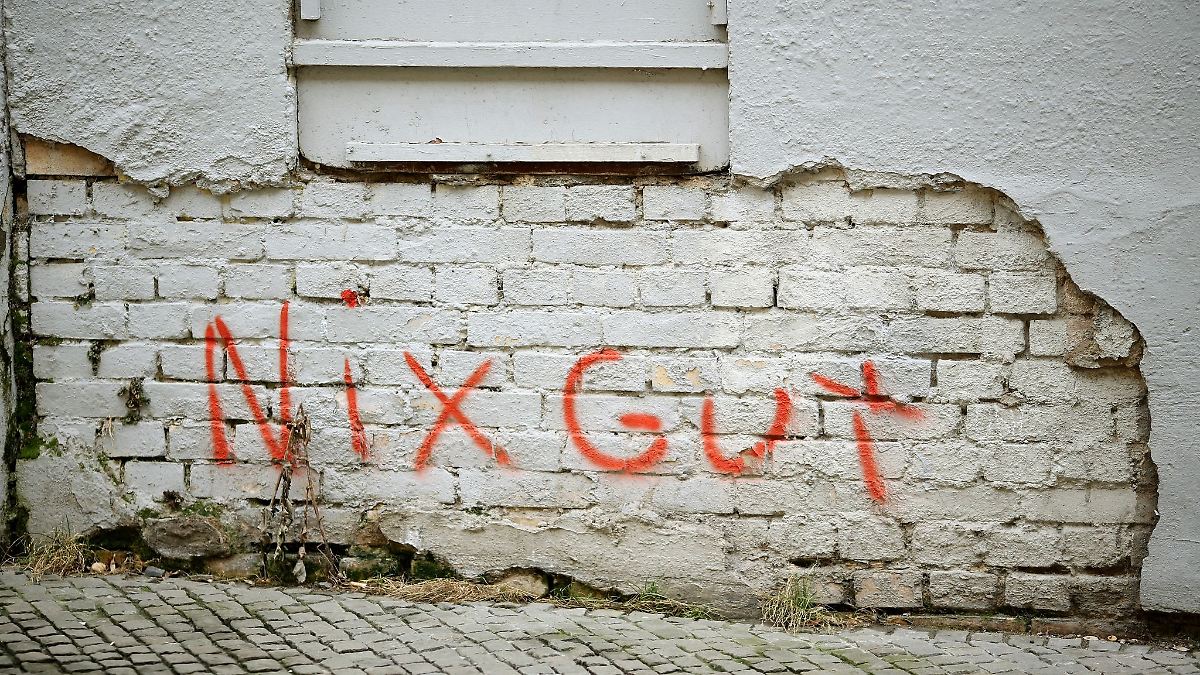 Illegale-Graffiti-am-Haus-Schmierereien-an-der-Fassade-Was-Eigent-mer-tun-k-nnen