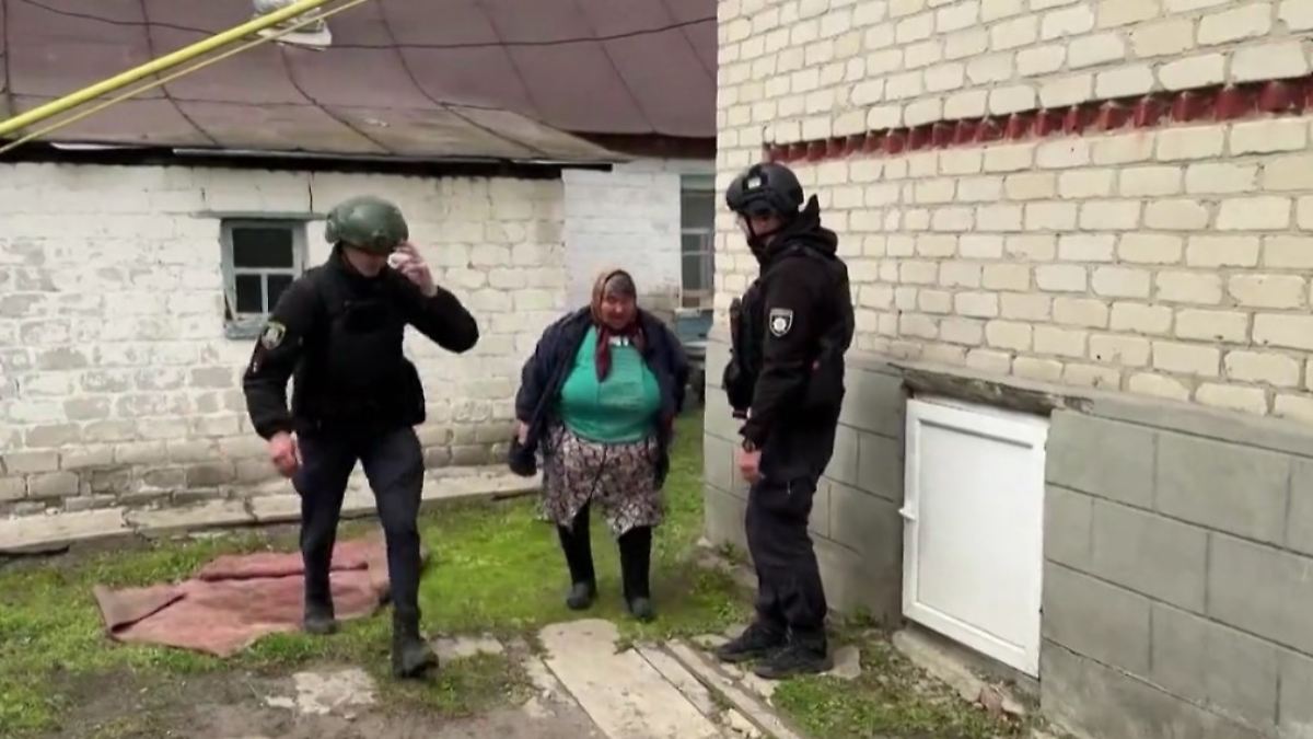 Heftiger Beschuss aus Russland: Polizei zwingt Bewohner zur Evakuierung von Charkiw - n-tv.de