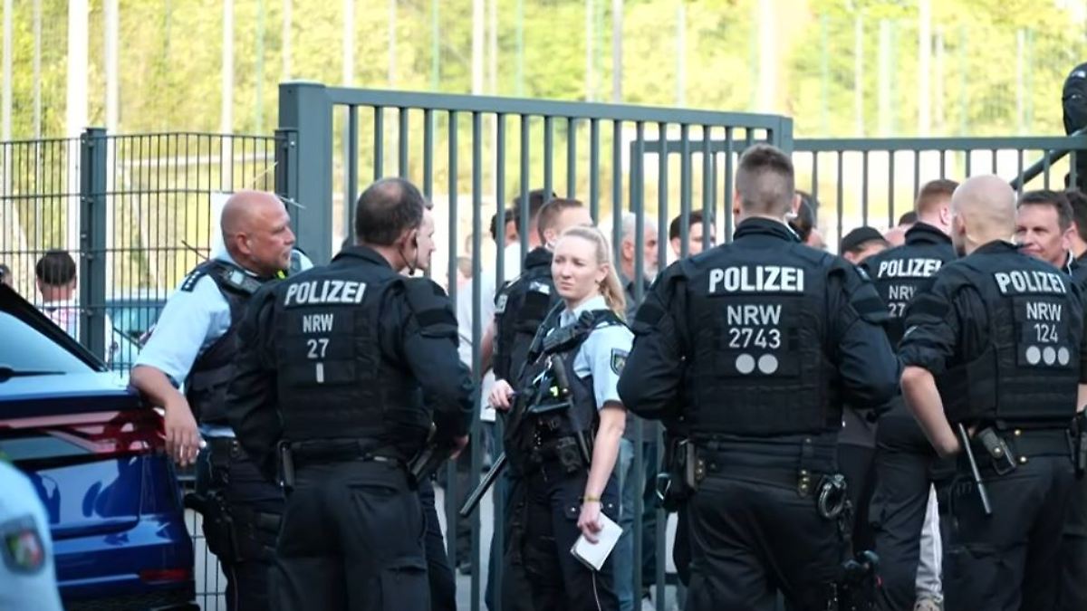 "Knarren, Macheten, Messer": Massenschlägerei überschattet Fußballspiel in Essen - n-tv.de