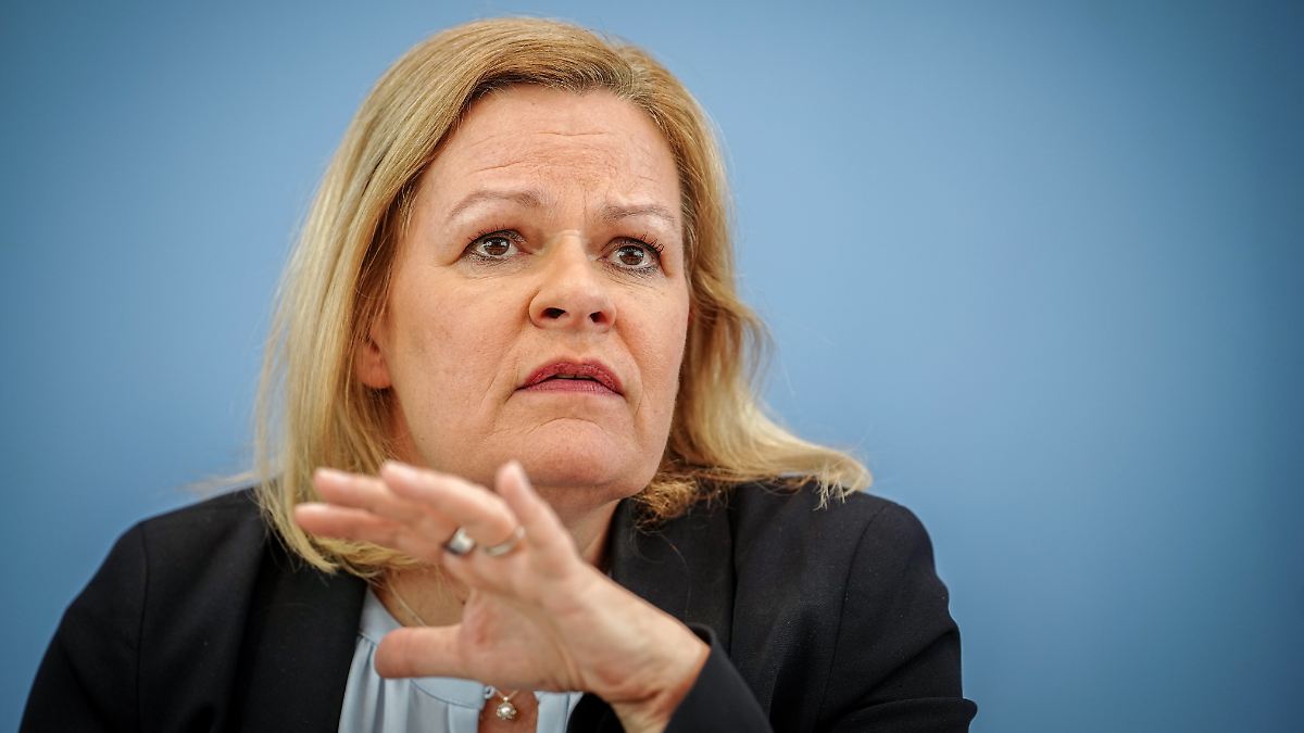  Aufenthaltstitel ohne Verfahren: Faeser: EU-Schutzstatus für Ukraine 