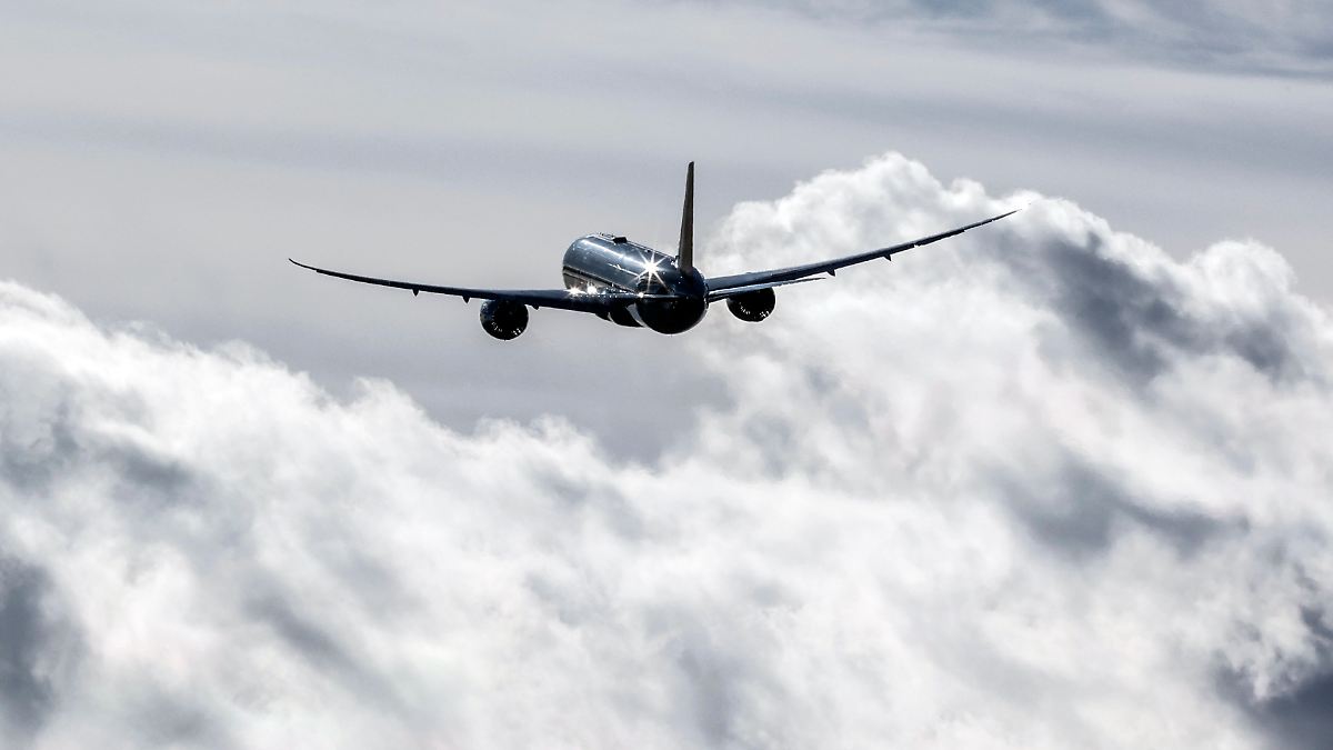 Paar muss auf Langstreckenflug neben Leiche ausharren