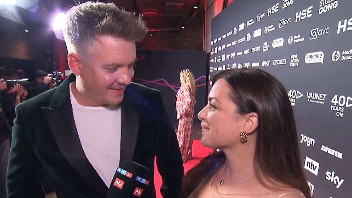 Red-Carpet-Premiere als Paar: Anne Menden und Gustav Masurek turteln auf rotem Teppich - Video - ntv