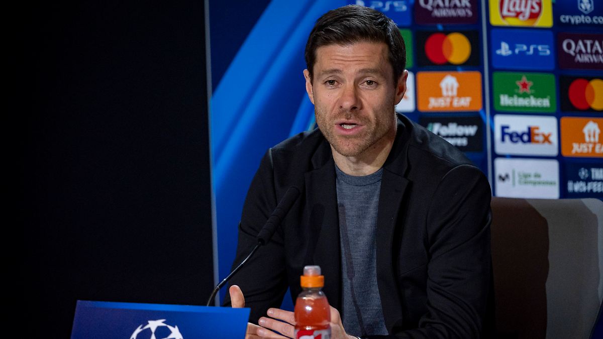 Spanische Journalisten beschmeißen Alonso mit Knallhart-Fragen