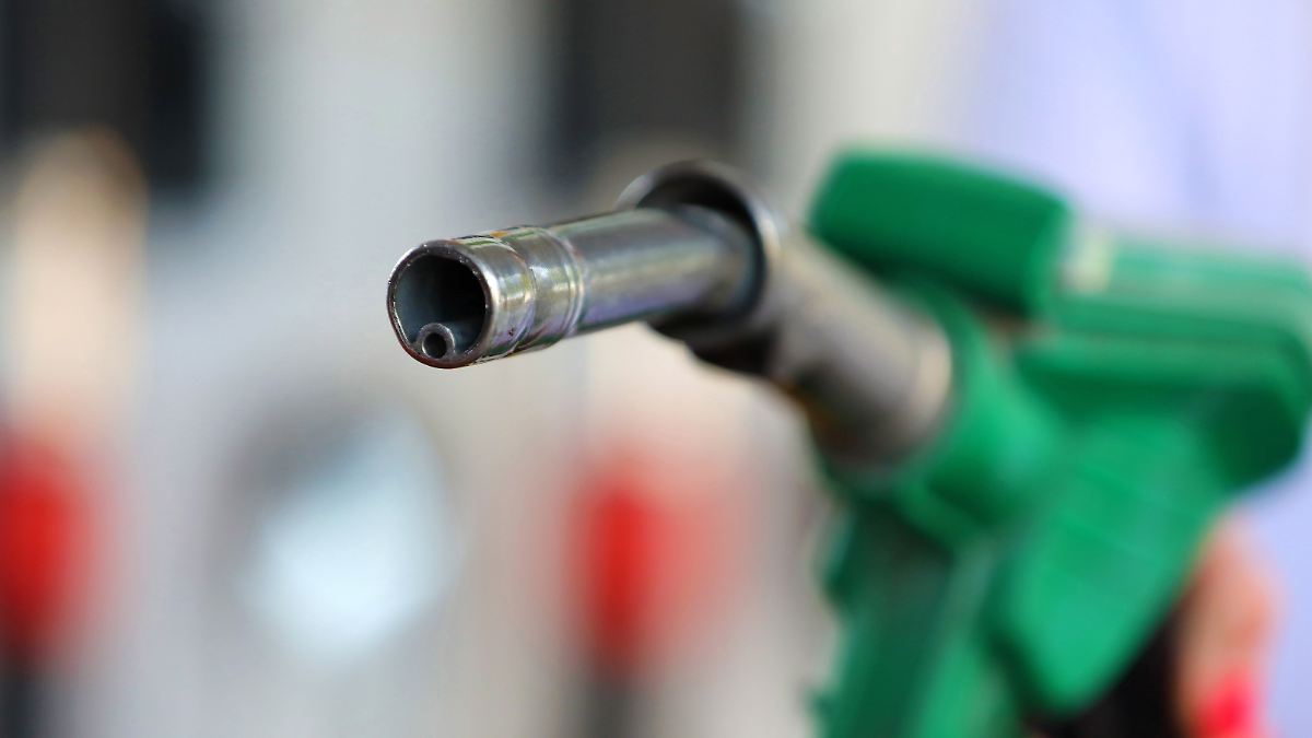 Police intervene: Huge crowds - | Gas station sells gas for 1 cent
