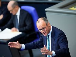 "Gibt auch den 24. Februar": Merz wirft Scholz Versagen vor - und reicht der SPD die Hand