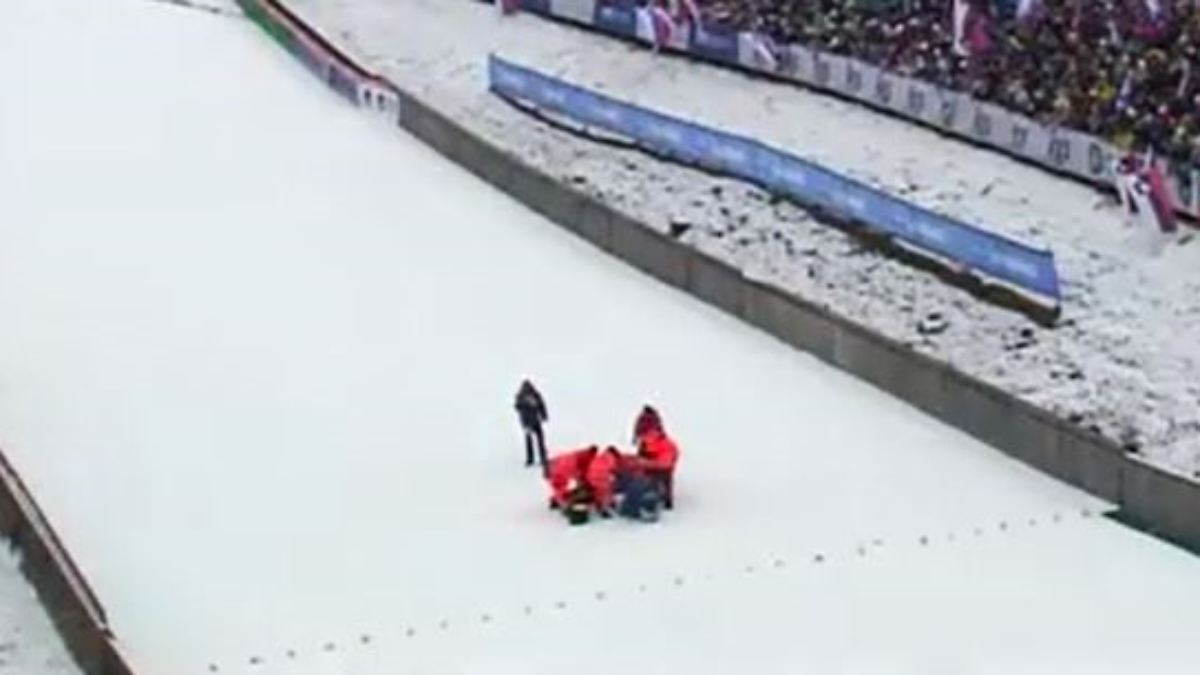 Skisprung-Ass nach üblem Sturz schwer verletzt