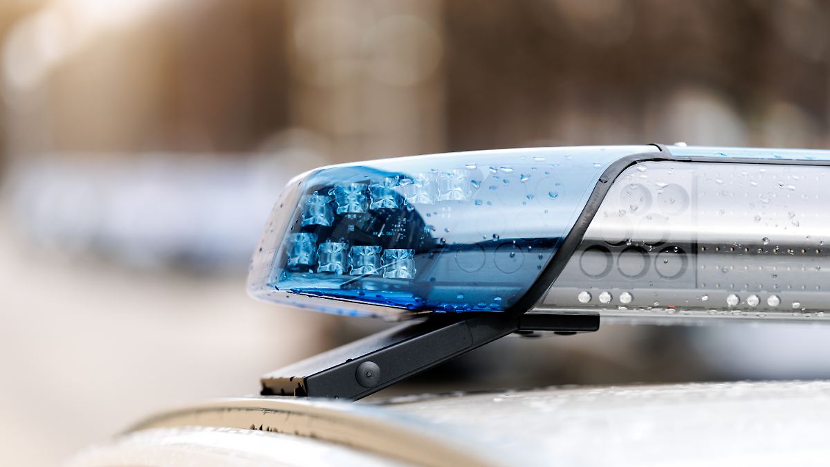 Mann sticht an Bahnhof mehrfach auf 19-Jährige ein