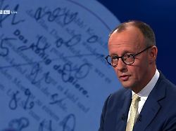 "Ich muss sehr vorsichtig sein": Jauch überrascht Merz mit Steuer-Bierdeckel - und lässt ihn fallen