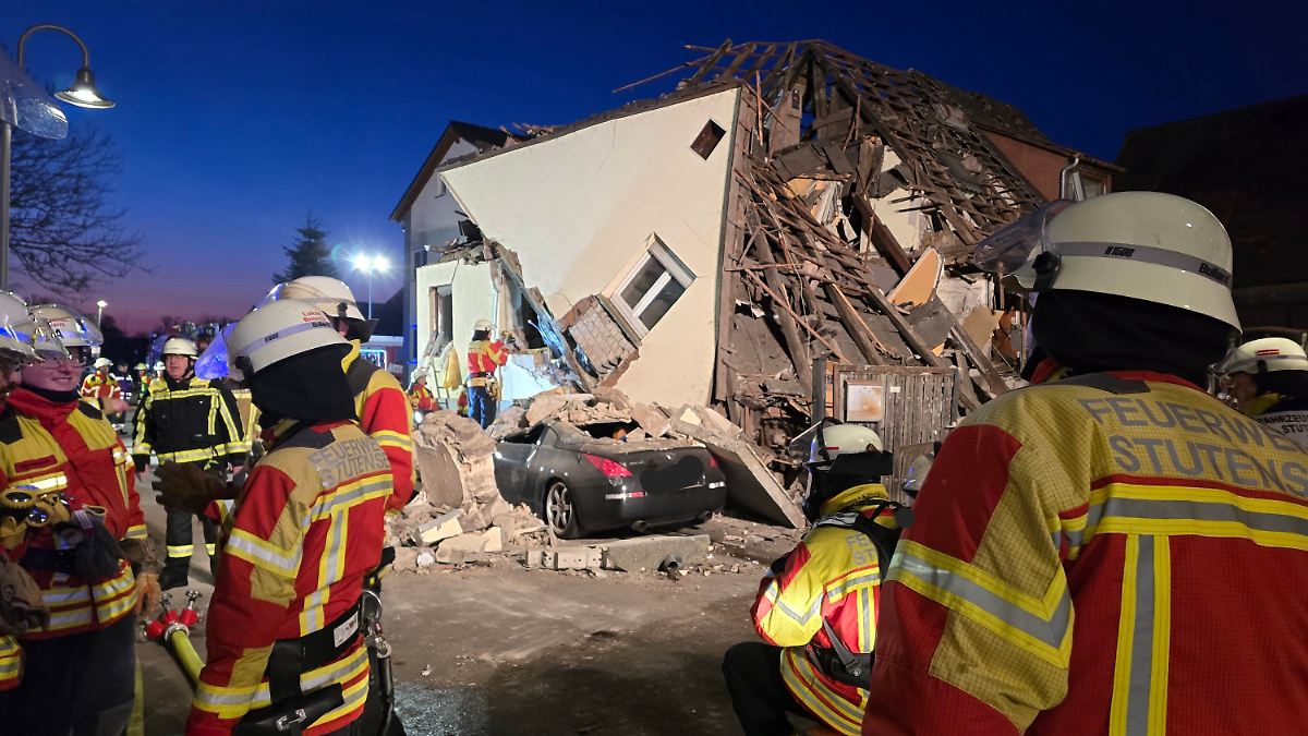 Haus stürzt ein - Mann unter Trümmern eingeschlossen