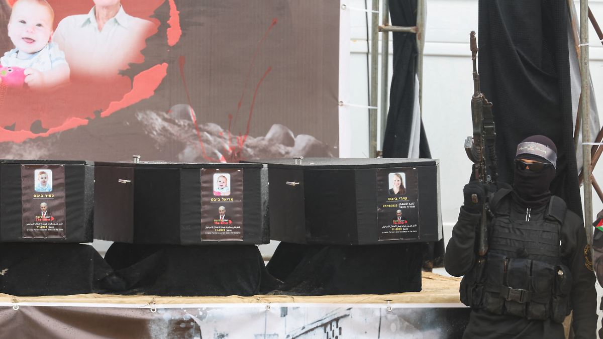 Hamas übergibt Leichen israelischer Geiseln
