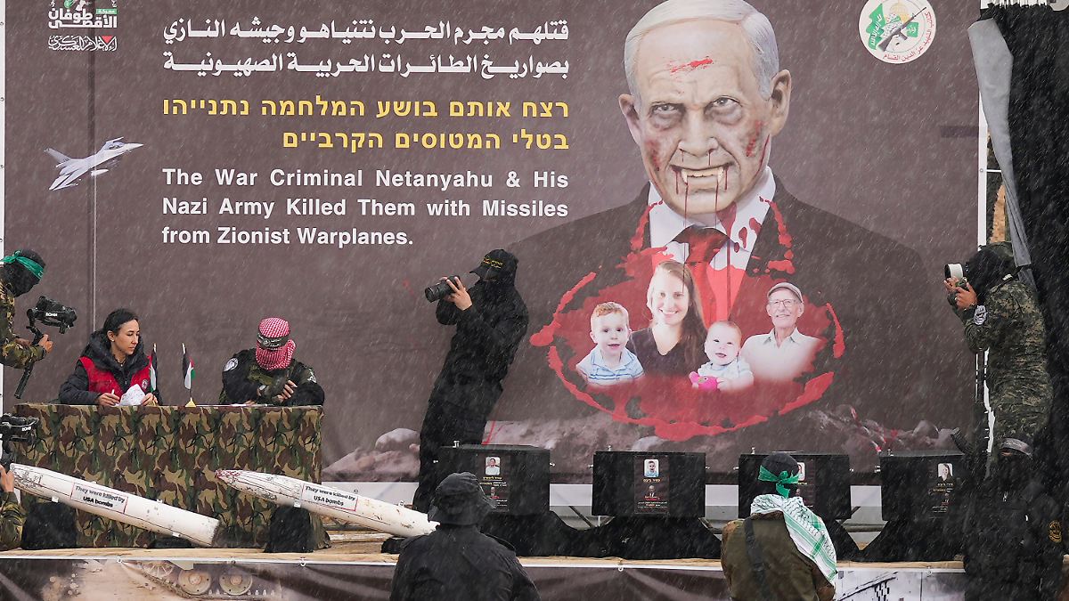 Hamas übergibt unter Jubel Leichen israelischer Geiseln