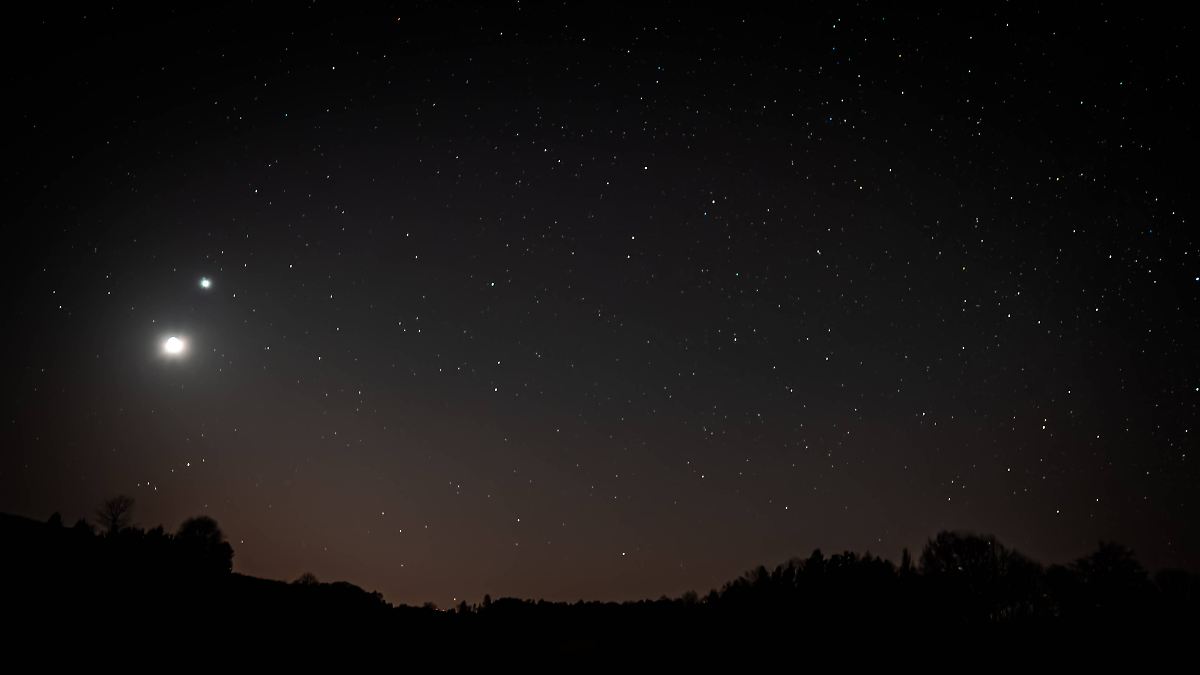 Sieben Planeten bilden eine fast perfekte Linie