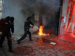 Protest wegen Euro-Einführung: Demonstranten legen Feuer an bulgarischer EU-Vertretung