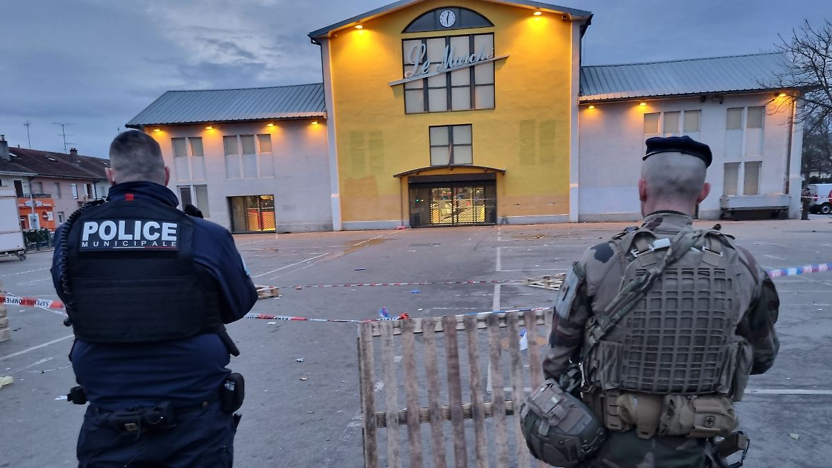 Polizei nimmt Personen aus Umfeld des Messerangreifers fest