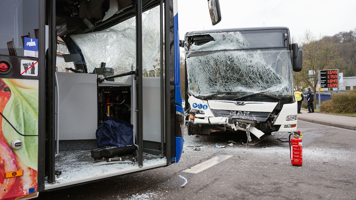 Zwei Busse kollidieren in Saarbrücken - Dutzende Verletzte